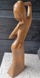 houten sculptuur dame 20003d